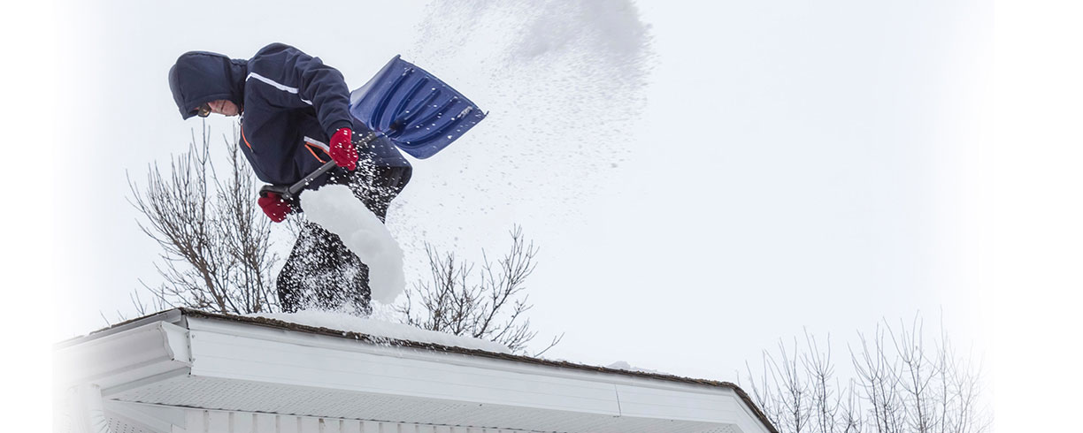 Quelles règles doit-on suivre lors du déneigement de la toiture?