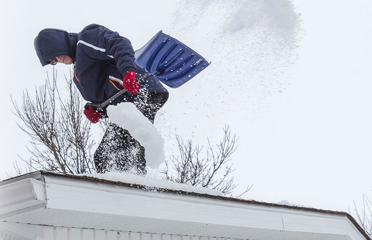 Le déneigement du toit : conseils de sécurité